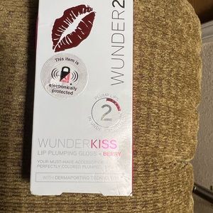 Wunder2 Wunder Kiss Lip Plumping Gloss- Berry